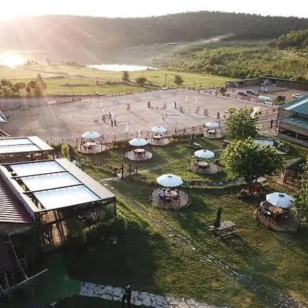 Bursa Uludag Eteginde, Ormanin Icerisinde, Havuzlu Bahceli Kiralik *